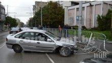 Шофьор отнесе ограда във Враца (снимки)