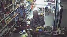 Невиждана наглост! Общински охранител краде лотарийни билети от магазин, докато собственикът му прави кафе (видео)