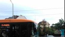 ЕКСКЛУЗИВНО! Наглост в центъра на София! Автобус 72 тръгна по трамвайните релси, за да избяга от задръстване (снимки)