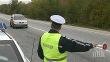 Полицай без книжка, "Гражданска" и годишен технически преглед помете кола на кръстовище