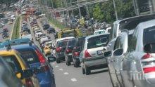 Засилен е трафикът в столицата, на места са се образували колони от автомобили