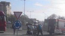 Пълен градски автобус в Пловдив катастрофира (обновена)