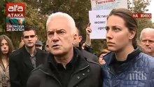 Деница Гаджева изпраща Волен със сълзи към ареста