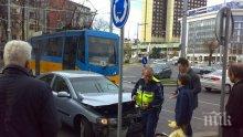Трамвай отнесе кола на "Руски паметник" (снимки)