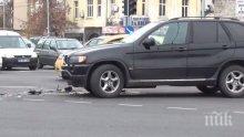 Вижте последствията от катастрофата, която задръсти центъра на Пловдив! Ето какво се случи с тузарския джип БМВ Х5 (видео)