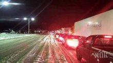Снегът отново ни изненада! Километрични колони блокираха магистрала „Хемус” (снимки)