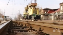 Абсурд! Железопътна линия София-Истанбул минава през частен двор в Пловдив (видео)