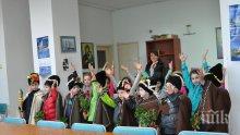 Коледарчета от три детски градини посетиха Несебър
