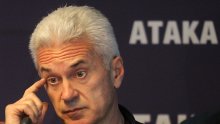 Кафевият пудел на Бойко се гушна в краката му