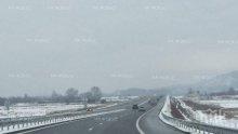 Слаб сняг вали на магистралите „Хемус” и „Тракия”