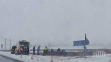 Поледица скова новия път за „Златни пясъци”! Ледът катурна джип