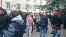 Съучениците на Тодор окупираха съда (снимки)