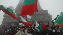 Хиляди българи посрещат празника на паметника на Шипка