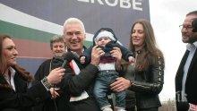 ПЪРВО В ПИК! Сидеров заведе и детето си на шествието на АТАКА, вижте малкия Волен в обятията на красивата Деница (уникални снимки)