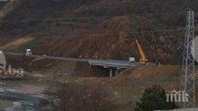 Екшън! Камион падна от мост след катастрофа, блокира пътя за Маказа (снимки)
