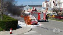 Извънредно от Варна! Кола избухна в пламъци пред Търговския център! (обновена)