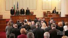Депутатите почетоха с едноминутно мълчание жертвите от Брюксел (снимки)