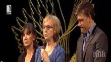 Надежда Сейкова плака на сцената на Народния театър при получаването на "Икар"