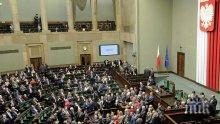 ОКУПАЦИЯ! Нечувана криза в Полша, опозиционери блокираха парламента