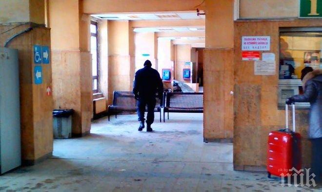 ЗЛОВЕЩО! Трупът на бездомника от Пловдив още стои на гарата, няма кой да го прибере