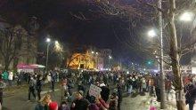 В Букурещ става страшно! Извеждат с охрана политиците от Министерския съвет (ВИДЕО)