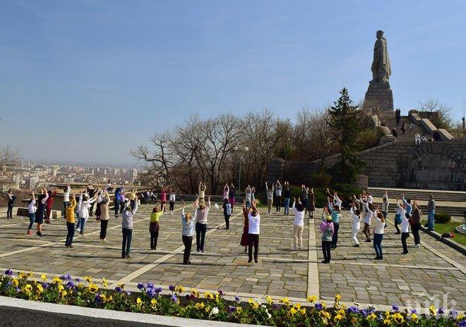 Последователите на Дънов се разтанцуваха в Пловдив (СНИМКА)