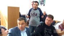 Скандал в Сандански: Служител в общината обвини Яне Янев, че е пребил 66-годишния му баща
