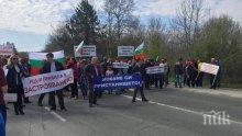 САМО В ПИК! И Христо Гърбов с протестиращите в Царево, дори бунгало не можел да си сложи в имота (СНИМКИ)