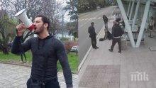 ЕКШЪН В БУРГАС! Бандата на Перата и приятели обградиха блока на Живко, изритал старица на спирка