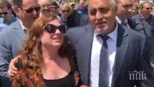 ИЗВЪНРЕДНО В ПИК TV! Журналистка аха да падне в краката на Борисов! Премиерът в готовност: Щях да се метна и да те спася, да се изтъркаляме заедно (ВИДЕО)