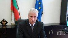 Крути мерки! Здравният министър ген. Петров иска паник бутони в линейките