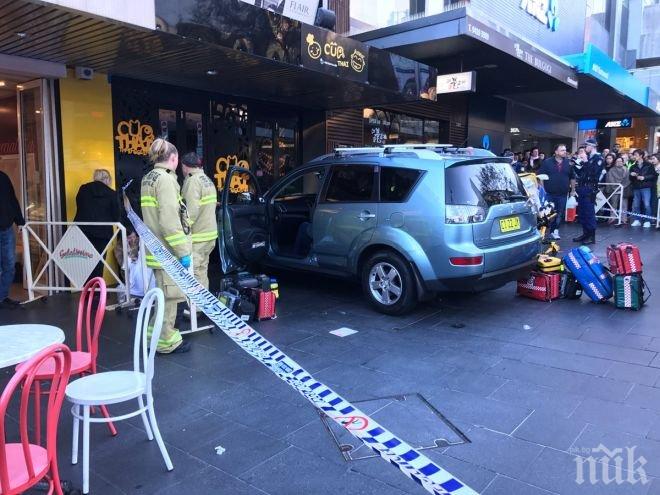ТАРАН! Кола се вряза в пешеходци в Сидни
