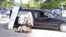 ЖЕСТОКА ТРАГЕДИЯ! Десетки деца изпращат зверски убитата Никол! Завърналият се от Англия баща едва си стои на краката
