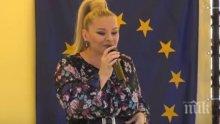 ВИП! Деси Слава цака 15 бона в родилното