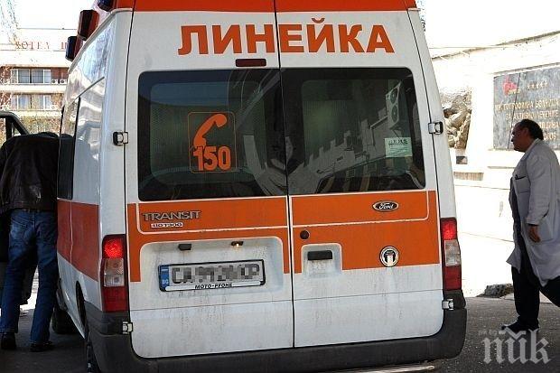 Тежък инцидент! 71-годишна жена е с опасност за живота, кола я отнесе при движение назад