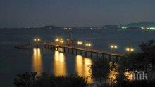 ЗЛОВЕЩО! Труп се носи около Моста в Бургас, викат лодка да го извади