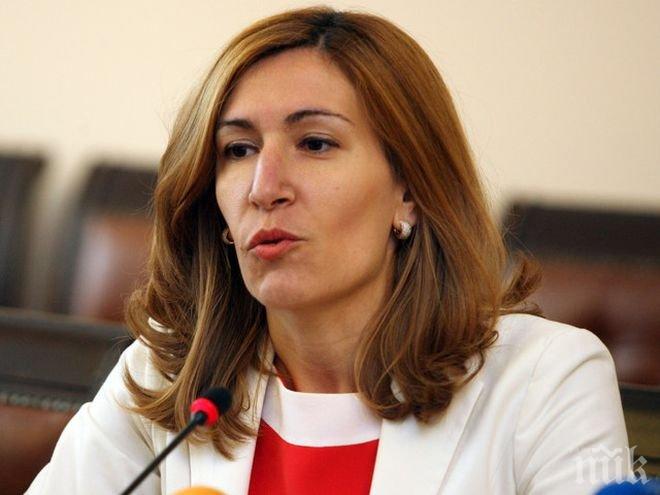 Министър Ангелкова не вижда причина да подава оставка