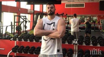Бареков се хвали с... 48 см бицепс
