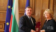 Министър Каракачанов, откога многомилионните данъчни длъжници като Венелина Гочева се наричат будители?!