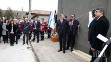 УНИКАЛНО! Четирима президенти откриха паметна плоча за Желю Желев в родното му село (СНИМКИ)