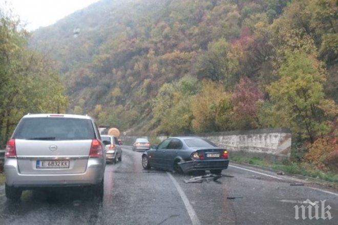 ИЗВЪНРЕДНО! Тежка катастрофа на Калотина, има загинали