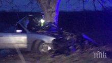 Кола се разпадна при жесток удар в дърво
