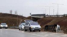 Кола се обърна по таван в София, карат по спешност пострадали в болница