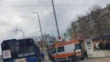 Автобус помете пешеходка в Бургас! Жената е в кома