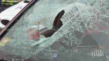 Жестока катастрофа в Пловдив! Кола се обърна по таван! Жена и дете откарани в болница (СНИМКИ)