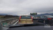 ОТ ПОСЛЕДНИТЕ МИНУТИ! Стотици хванати в капан на "Тракия" и "Хемус" (СНИМКИ)