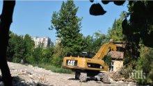 Гъмжи от линейки и полиция край Сандански! Багер полетя в пропаст, затисна собственик на цех за мрамор (СНИМКИ)
