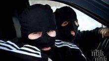 Екшън! Двама маскирани задигнаха 40 000 лв. от пенсионерка в Благоевград