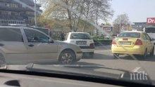 НЕВИЖДАНО! Зарязаха кола насред булевард (СНИМКИ)