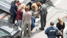 ПАЧКИ ХВЪРЧАТ ОТ КОЛАТА НА АРЕСТУВАНАТА КМЕТИЦА! Разследващите вадят банкноти от 100 евро от задната част на автомобила! (СНИМКИ/ОБНОВЕНА)